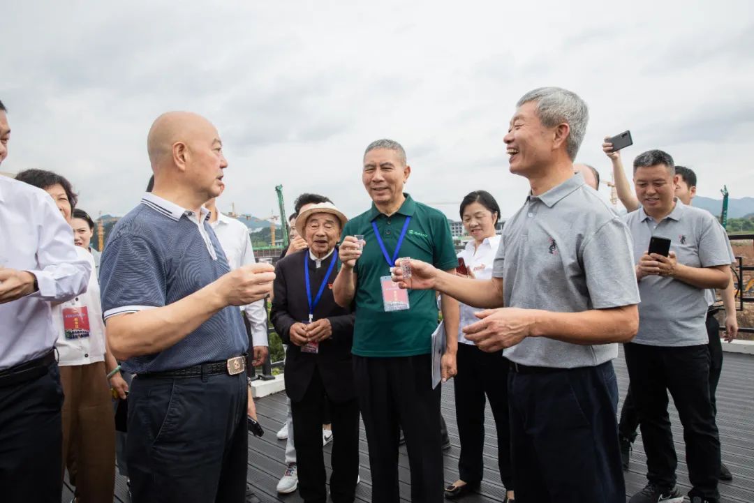 贵州省人大代表团视察调研贵州老哥俱乐部