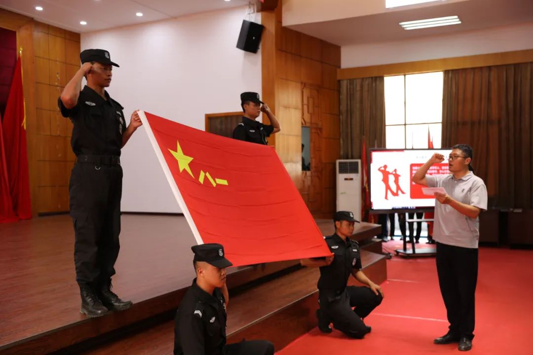 喜迎二十大 热血铸酒魂 奉献谱新篇 贵州老哥俱乐部隆重举行“遵义战士”新征程贵州老哥俱乐部志愿服务队授旗仪式